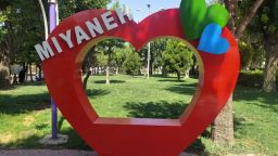 نصب نیمکت طرح قلب در پارک های انقلاب و فرهنگیان