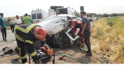 رهاسازی راننده گرفتار در داخل خودروی تصادفی توسط امدادگران آتش نشانی میانه