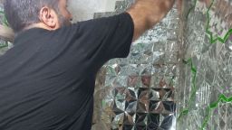 ترمیم آینه کاری امامزاده اسماعیل توسط هنرمند آینه کار میانه ای