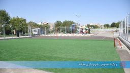 تجهیز زمین ورزشی بوستان لاله به چمن مصنوعی