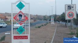 نصب تابلوهای تصاویر شهدا در ورودی شهر توسط شهرداری میانه