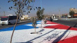 اجرای پوشش شن رنگی در رفیوژ بلوار شهدای زینبیه