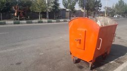 رنگ آمیزی سطل زباله های سطح شهر میانه