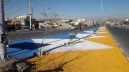 اجرای پوشش شن رنگی در رفیوژهای سطح شهر