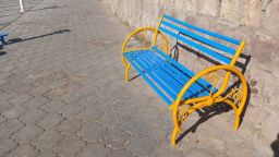 رنگ آمیزی وسایل بازی،صندلی و سطل های زباله پارک لاله