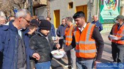 توزیع پرچم جمهوری اسلامی ایران و پخش شیرینی بین شرکت کنندگان در مراسم راهپیمایی۲۲ بهمن توسط شهرداری میانه