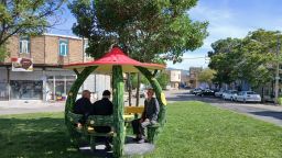 نصب آلاچیق های جدید در فضای های سبز پارک انقلاب ،پارک ولیعصر، پارک انتهای گلستان ۳ ، میدان شهدا ، خیابان ایثار و شهرک اندیشه در راستای زیباسازی فضاهای شهری