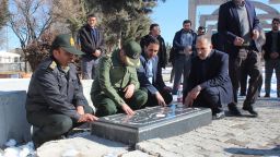 غبارروبی مزار مطهر شهدا با حضور جمعی از اعضای شورای اداری و خانواده معزز شهدا و اهالی