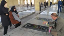 گلزار شهدای میانه غبارروبی و عطرافشانی شد