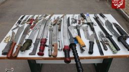 کشف ۴۲ قبضه سلاح سرد در پاکسازی قهوه‌خانه‌های میانه