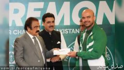 تجلیل از سرمربی میانه ای تیم ملی پاکستان توسط وزیر ورزش پاکستان