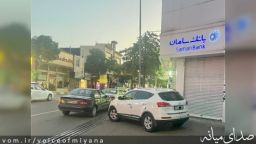 بستن مسیر تردد عابرین در زنجان توسط یک خودروی میانه ای!