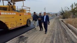 بازدید فرماندار ویژه میانه از آسفالت ریزی معابر روستای گلبوس