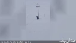 پایداری برق توسط شبکه توزیع نیروی برق میانه در روزهای سرد و برفی +تصاویر