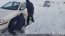 امدادرسانی پلیس به خودروهای گرفتار در برف و کولاک جاده میانه به بخش کندوان